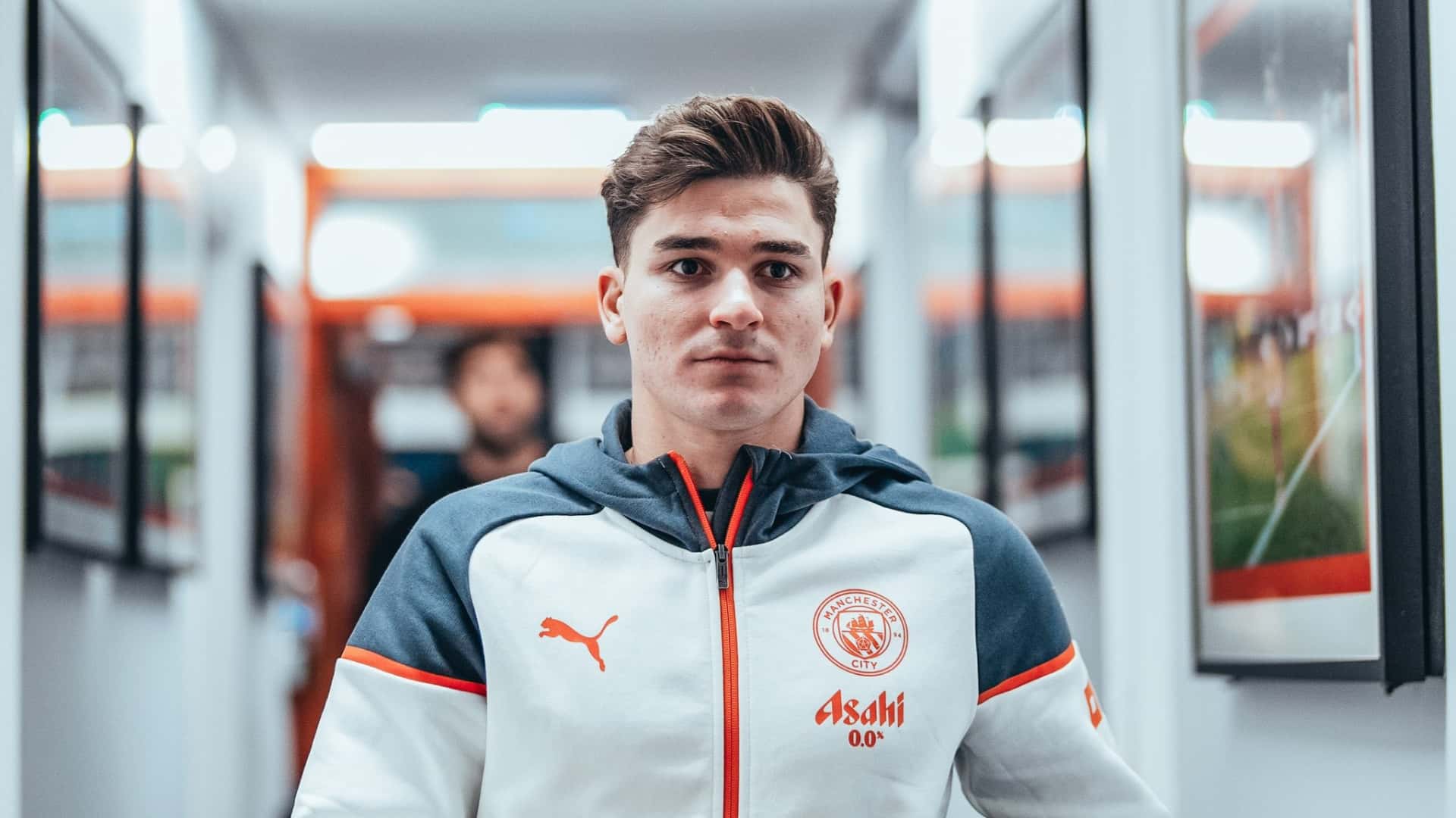 Julián Álvarez en los pasillos del estadio de Manchester City.