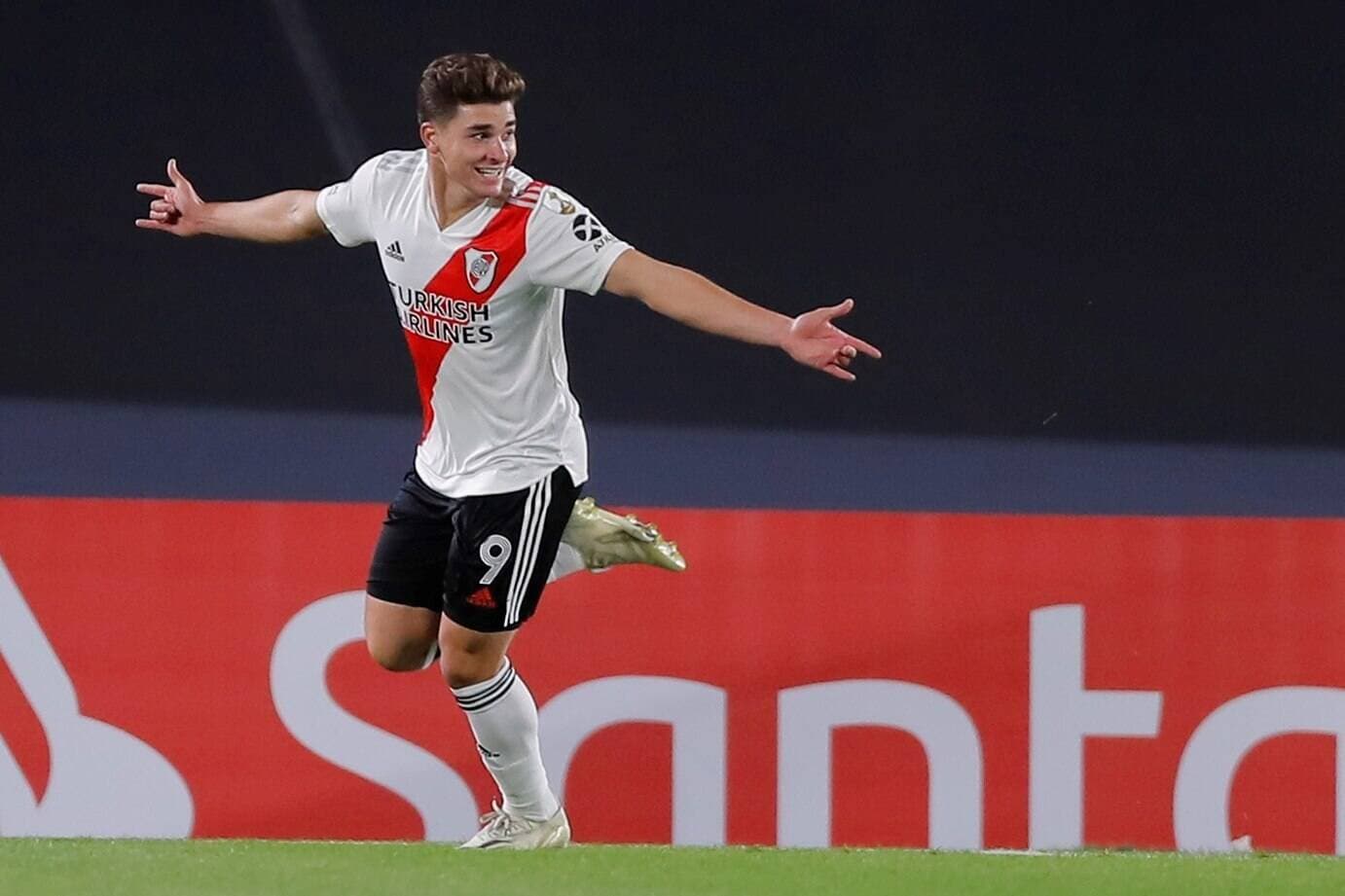 Julián Álvarez es una de las joyas que sacó River Plate en el último tiempo, sus grandes actuaciones hicieron que el Orlando City lo venga a buscar y oferte 10 millones dólares más bonos, pero desde el club rechazaron la oferta ¿Cuál fue el principal motivo? Toda la información acá.