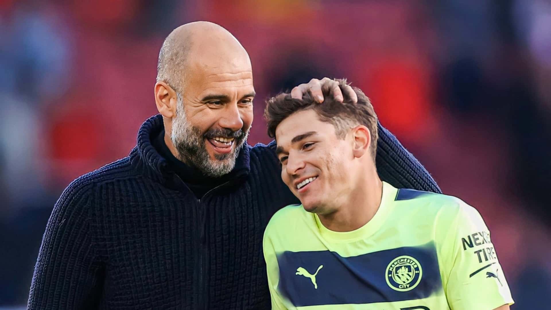 Julián Álvarez felicitado por Guardiola