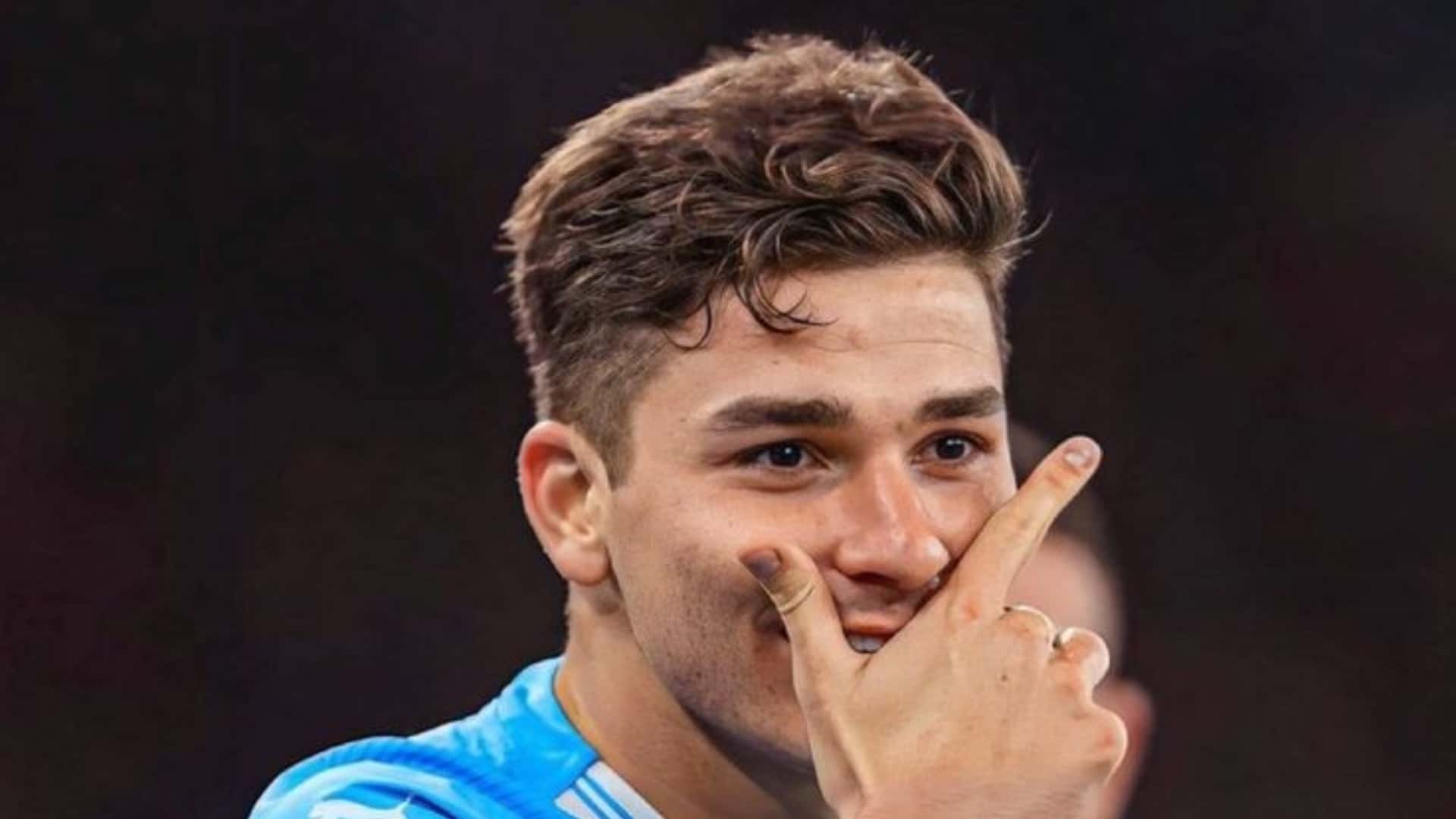 Julián Álvarez festejando a lo Dybala