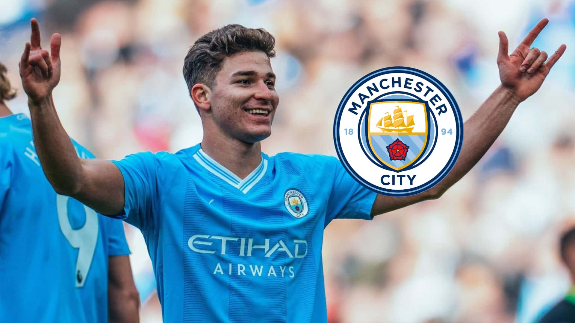 Julián Álvarez festejando un gol con el Manchester City.