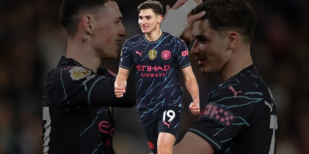 Julián Álvarez festejando un gol con la camiseta alternativa de Manchester City
