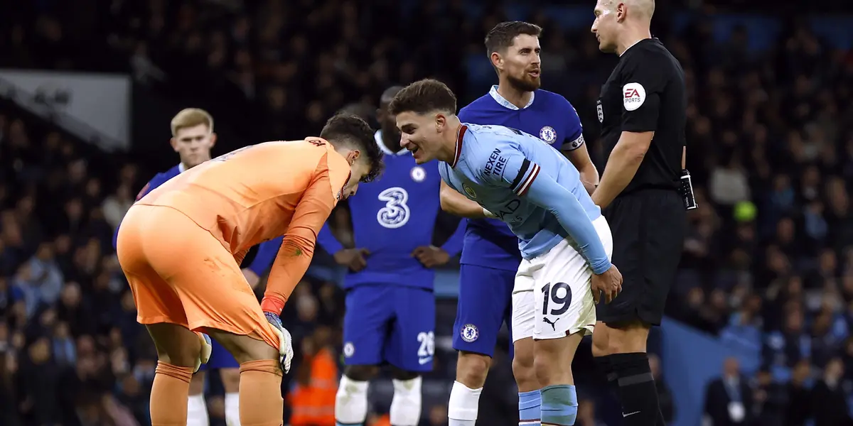 Julián Álvarez hablándole a Kepa antes de patear un penal