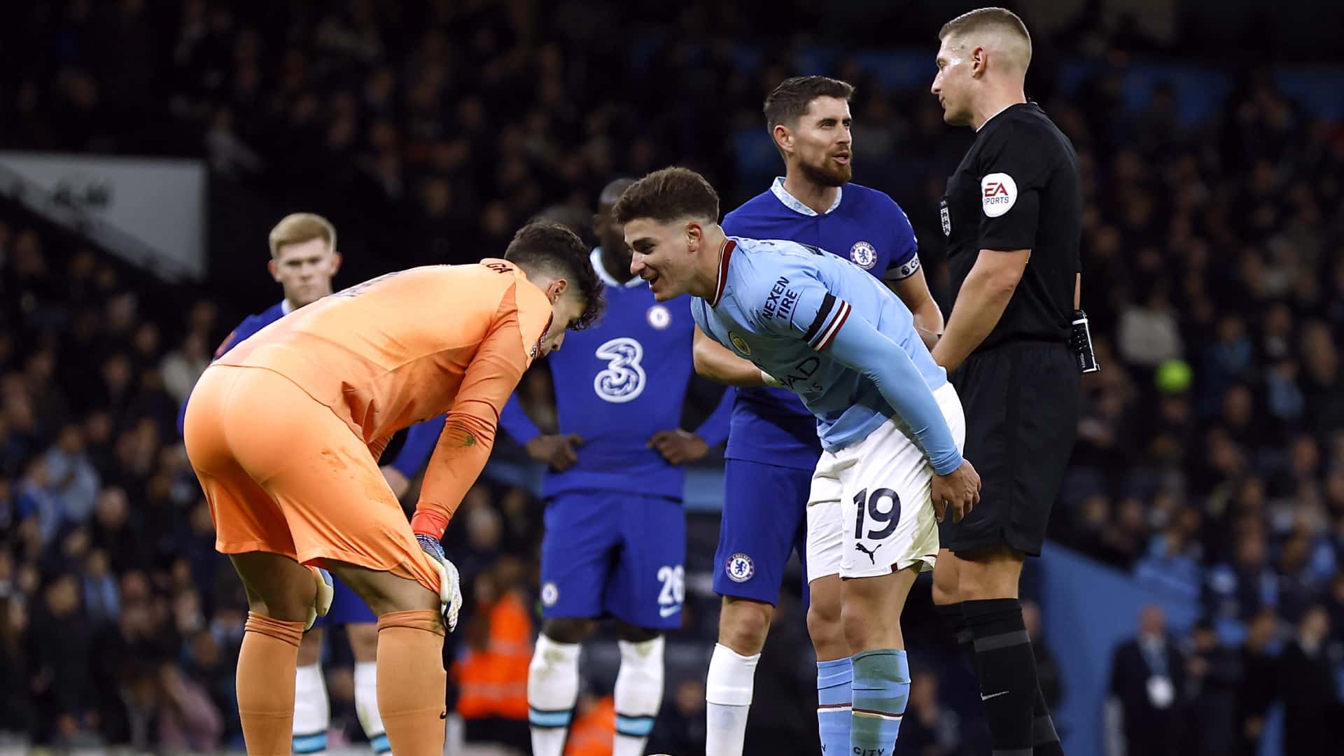 Julián Álvarez hablándole a Kepa antes de patear un penal