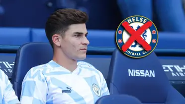 Julián Álvarez observando un partido de Manchester City desde el banco de suplentes.