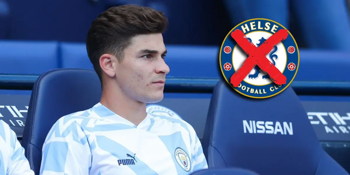 Julián Álvarez observando un partido de Manchester City desde el banco de suplentes.