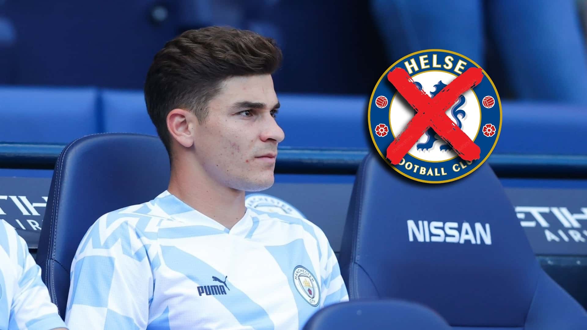 Julián Álvarez observando un partido de Manchester City desde el banco de suplentes.