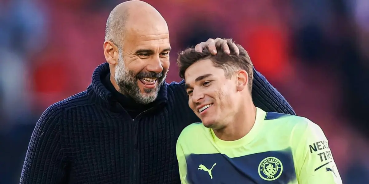 Julián Álvarez y Pep Guardiola