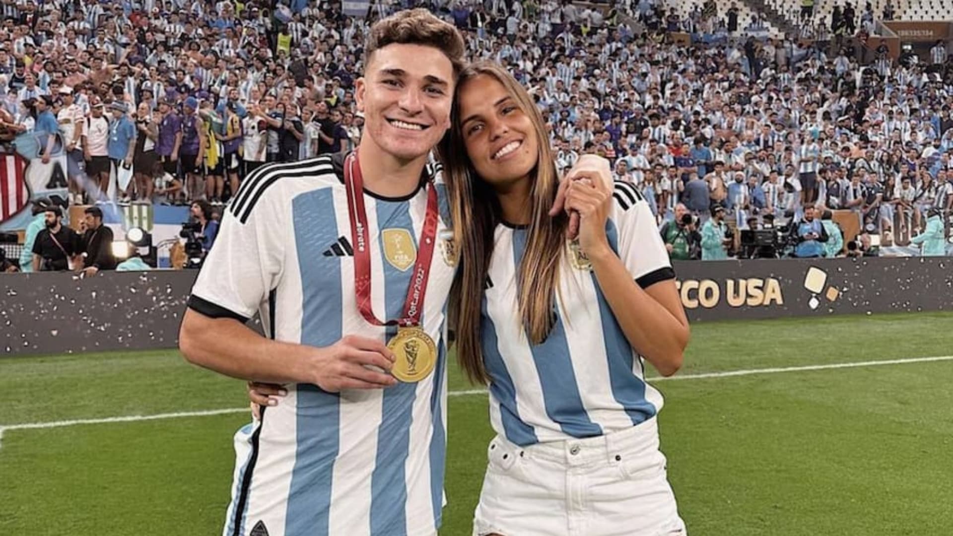 Julián Álvarez y su pareja