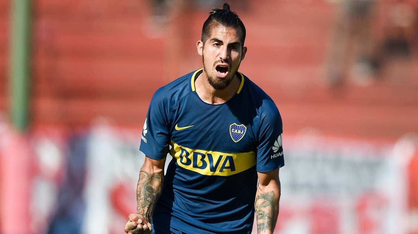 Junior Benítez fue detenido y acusado de golpear a su expareja y al padre de ella. Al apresarlo debieron hospitalizado ya que se encontraba muy alterado.