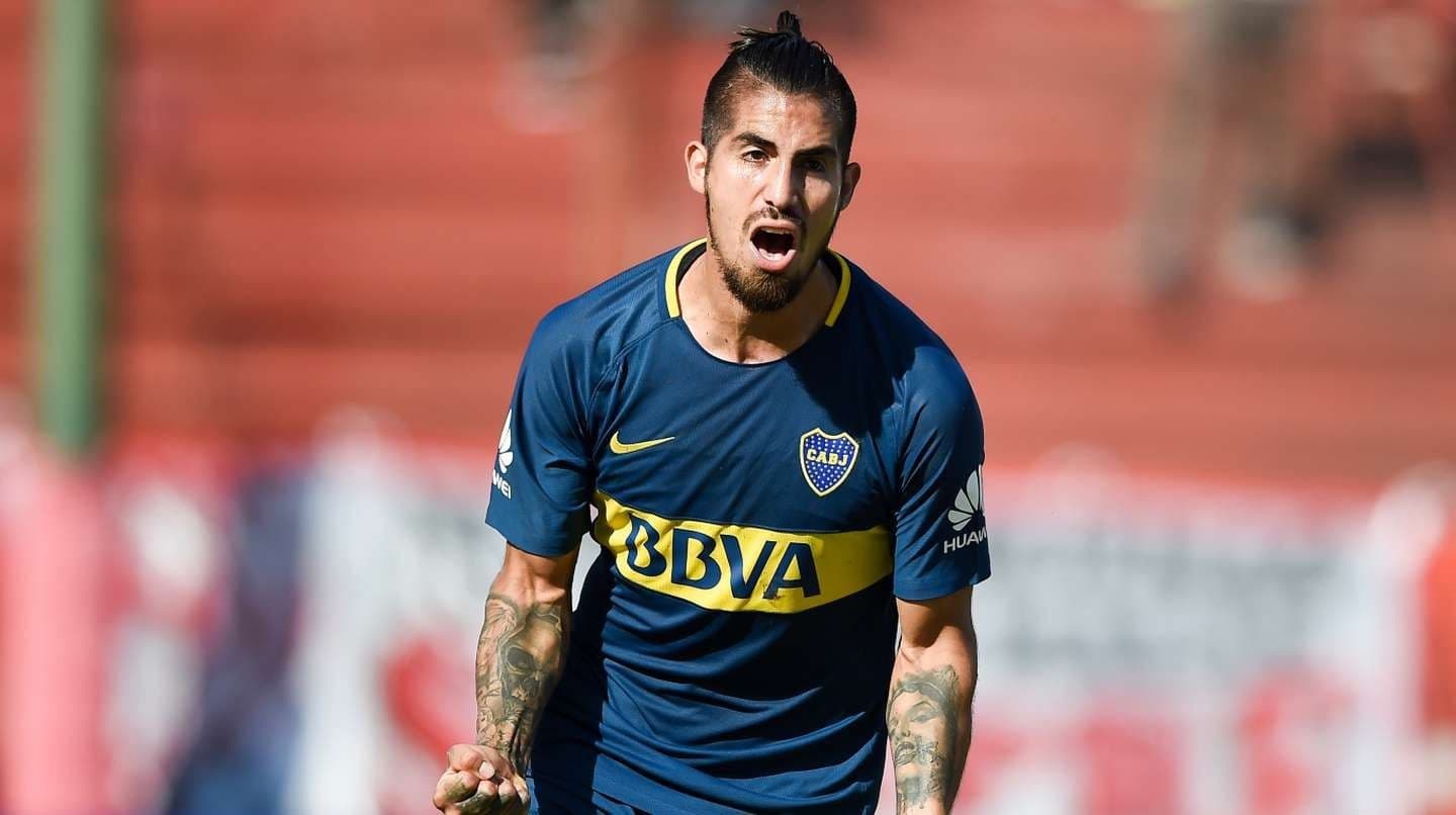 Junior Benítez fue detenido y acusado de golpear a su expareja y al padre de ella. Al apresarlo debieron hospitalizado ya que se encontraba muy alterado.
