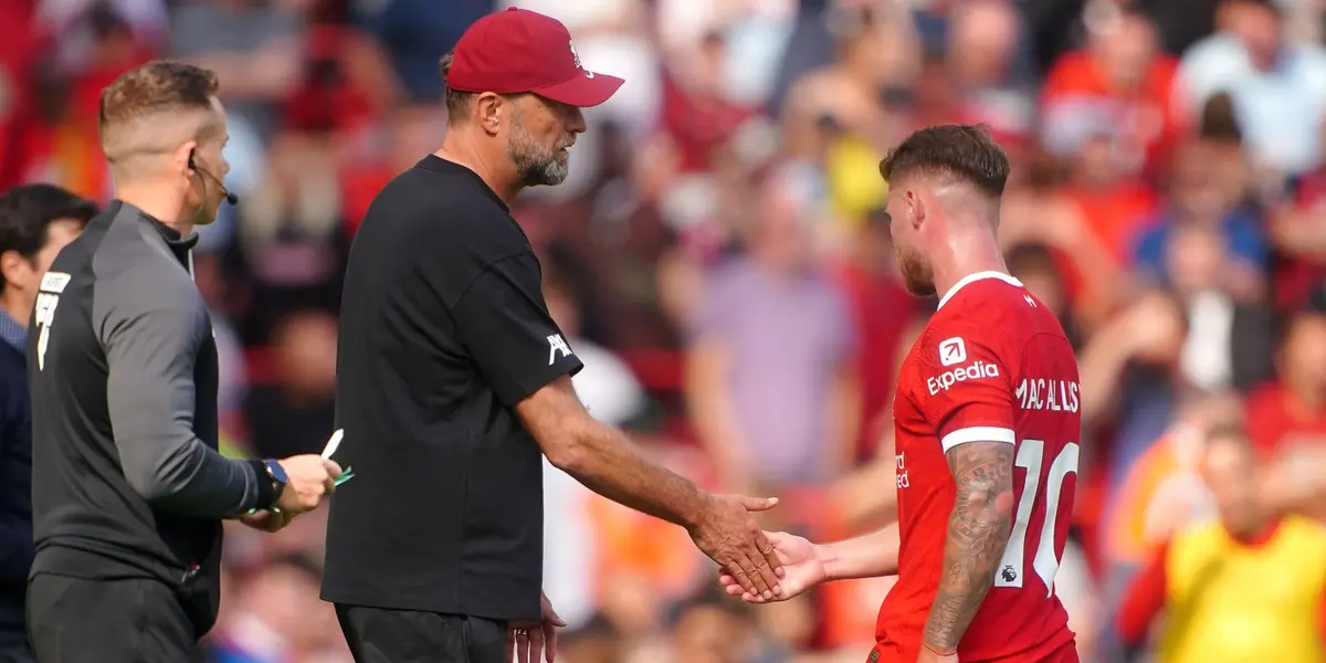 Jürgen Klopp y Alexis Mac Allister en un partido de Liverpool.