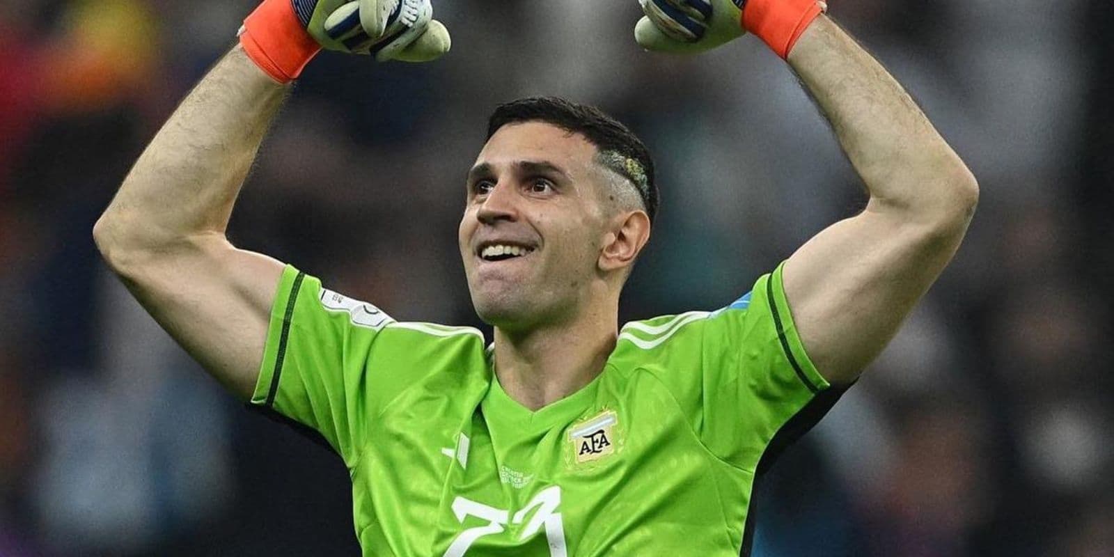 Justo desde el país que más lo critican llegó un fuerte respaldo para el arquero de la Selección Argentina.