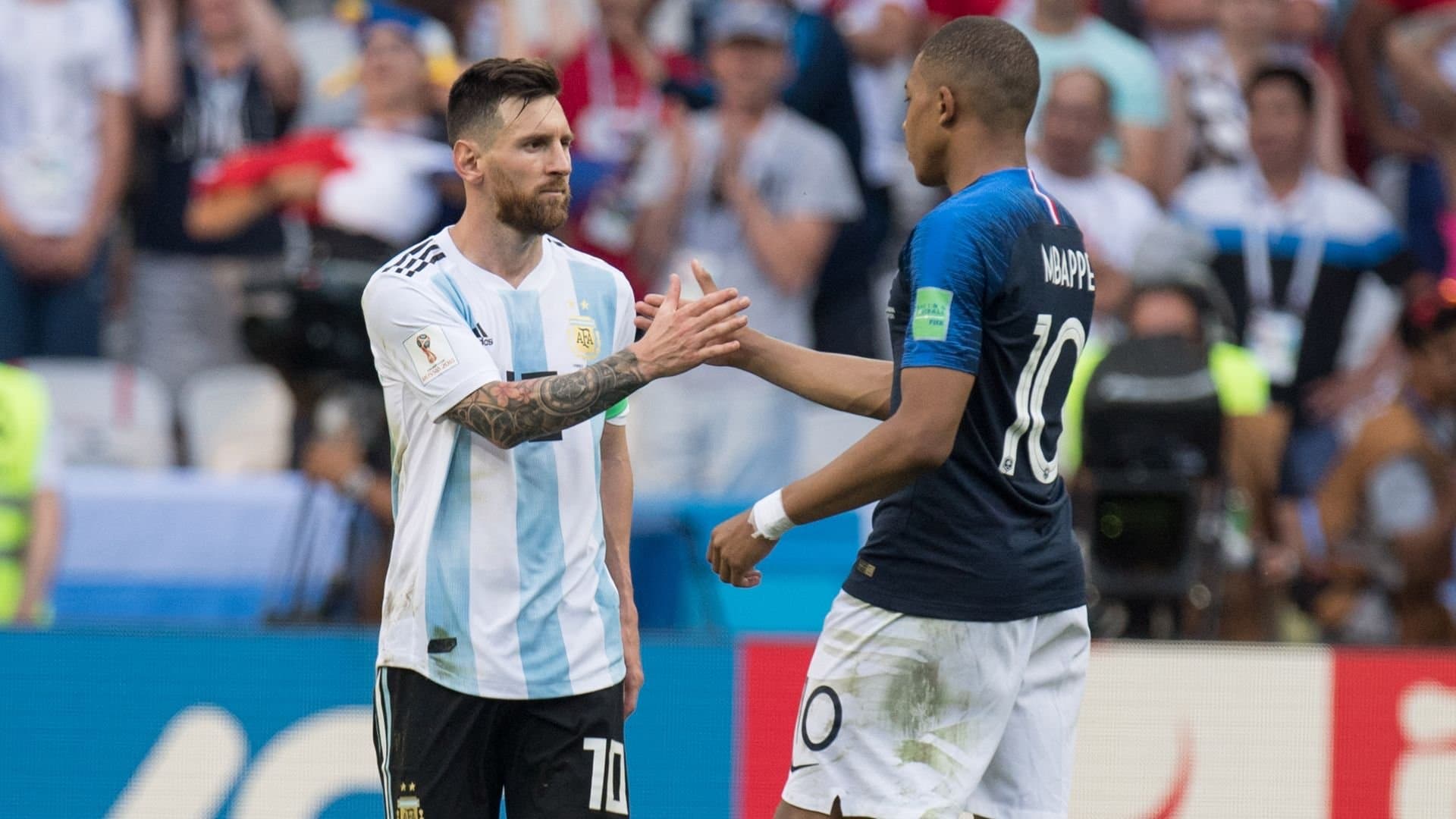 Kylian Mbappé actualmente se desempeña como futbolista del Paris Saint-Germain, de todas maneras, ante la llegada de Lionel Messi al conjunto francés, quedaría opacado y su continuidad se mantiene en duda ¿Se irá al Real Madrid? Toda la información acá.