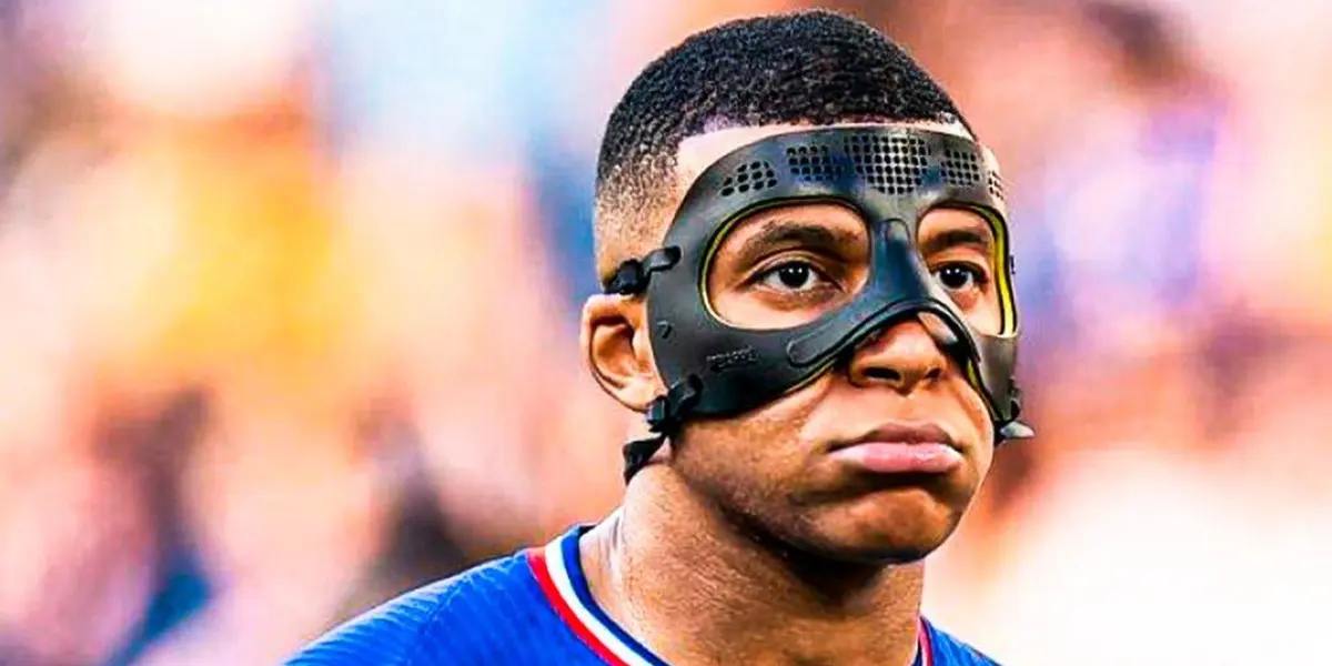 Kylian Mbappé con su máscara