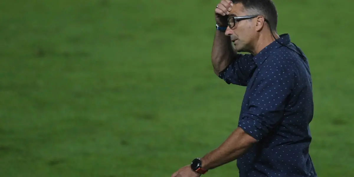 La Academia cayó por 2-1 ante Arsenal y el arbitraje de Fernando Espinoza quedó en el centro de la polémica.