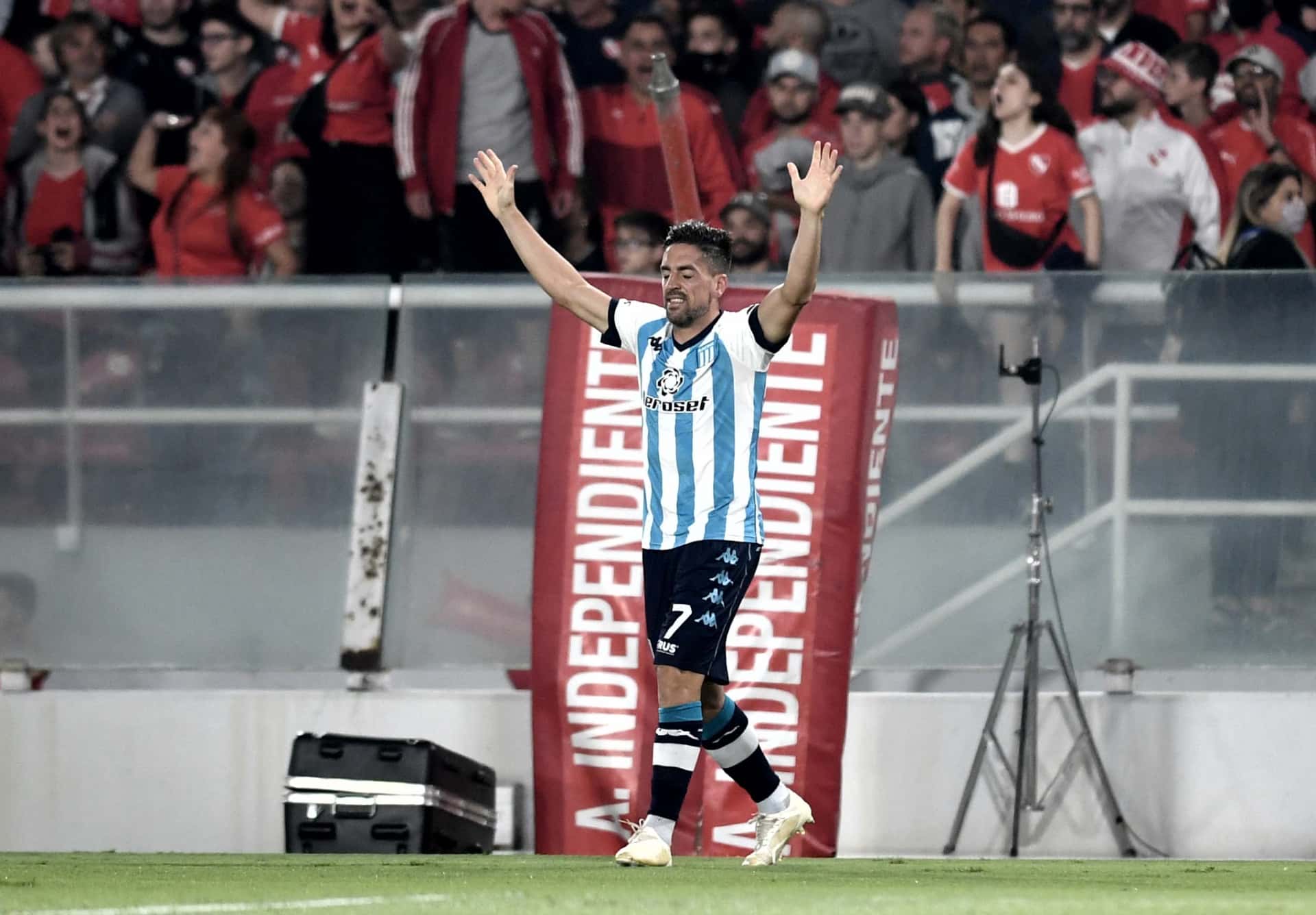 La Academia se hizo fuerte en el Libertadores de América, venció 2 a 1 al Rojo y alcanzó la cima de la Zona A.