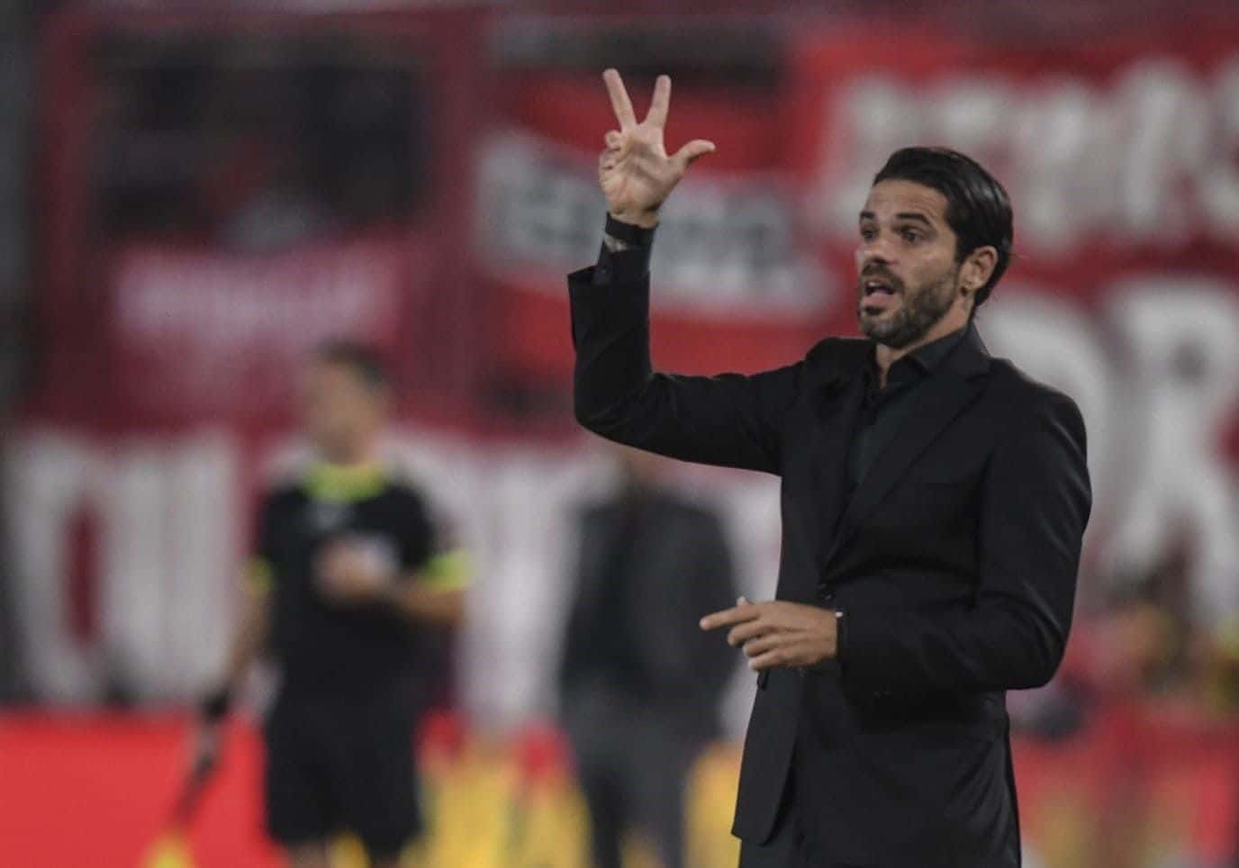 La Academia se sigue reforzando y ahora metió un futbolista de categoría que era pretendido por los dos más grandes.