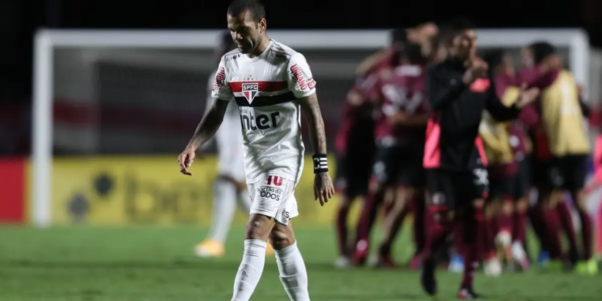 La agónica clasificación de Lanús en la Copa Sudamericana trajo festejos alocados y una de las víctimas de las cargadas fue Dani Alves.