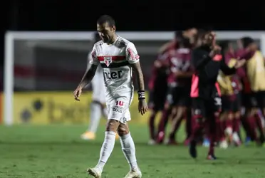 La agónica clasificación de Lanús en la Copa Sudamericana trajo festejos alocados y una de las víctimas de las cargadas fue Dani Alves.