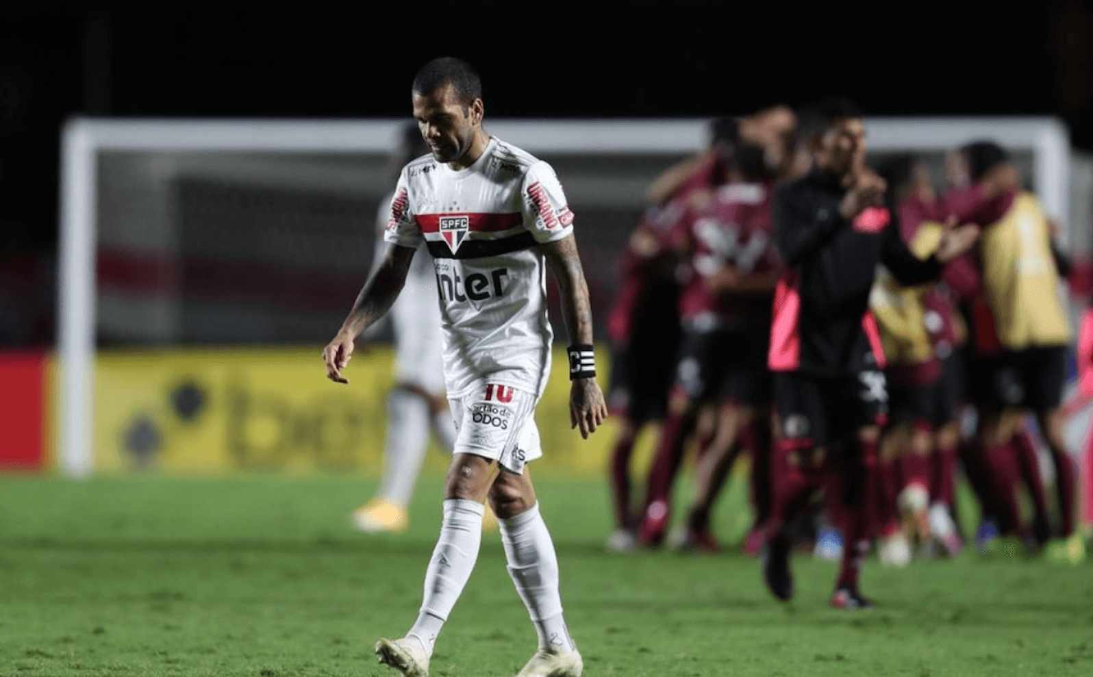 La agónica clasificación de Lanús en la Copa Sudamericana trajo festejos alocados y una de las víctimas de las cargadas fue Dani Alves.