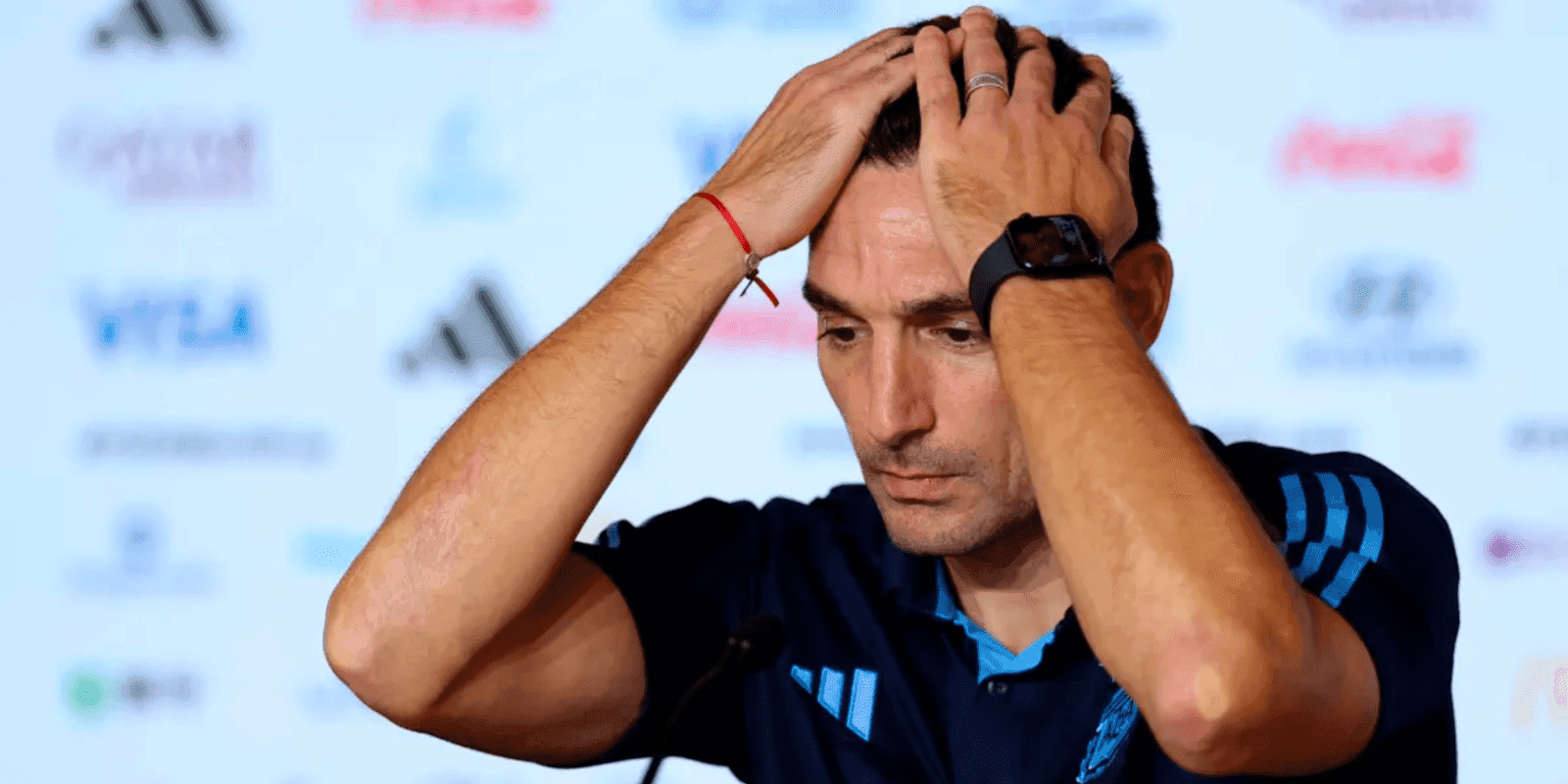 La Albiceleste ya está en la siguiente ronda, pero una falla del DT por poco compromete las aspiraciones de Lionel Messi y compañía