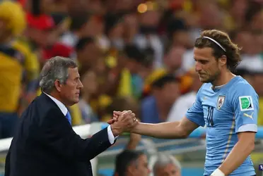 La Asociación Uruguaya de Fútbol decidió destituir al entrenador y futbolistas y exfutbolistas no tardaron en dedicarles palabras de gratitud.