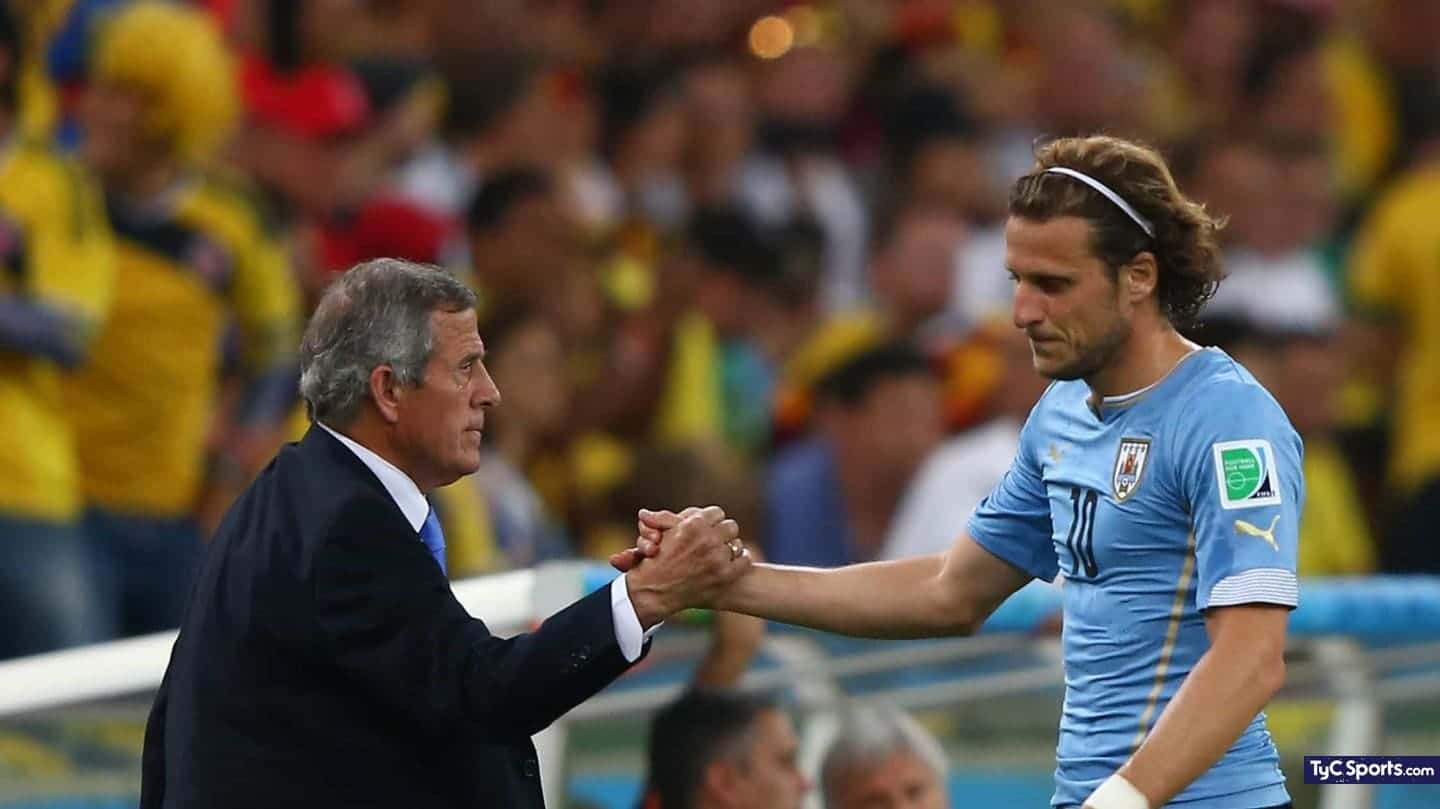 La Asociación Uruguaya de Fútbol decidió destituir al entrenador y futbolistas y exfutbolistas no tardaron en dedicarles palabras de gratitud.