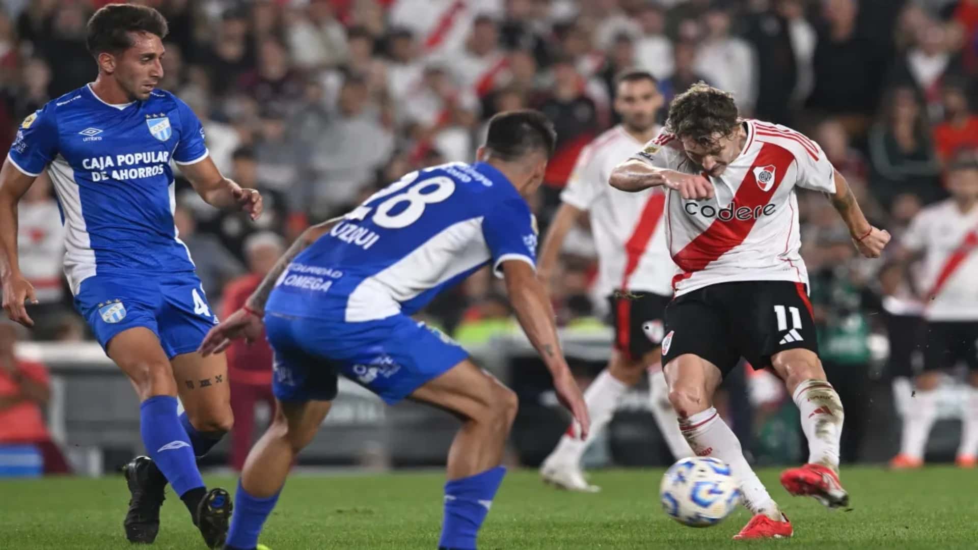La chicana del jugador del Decano a los hinchas de River (Ole)