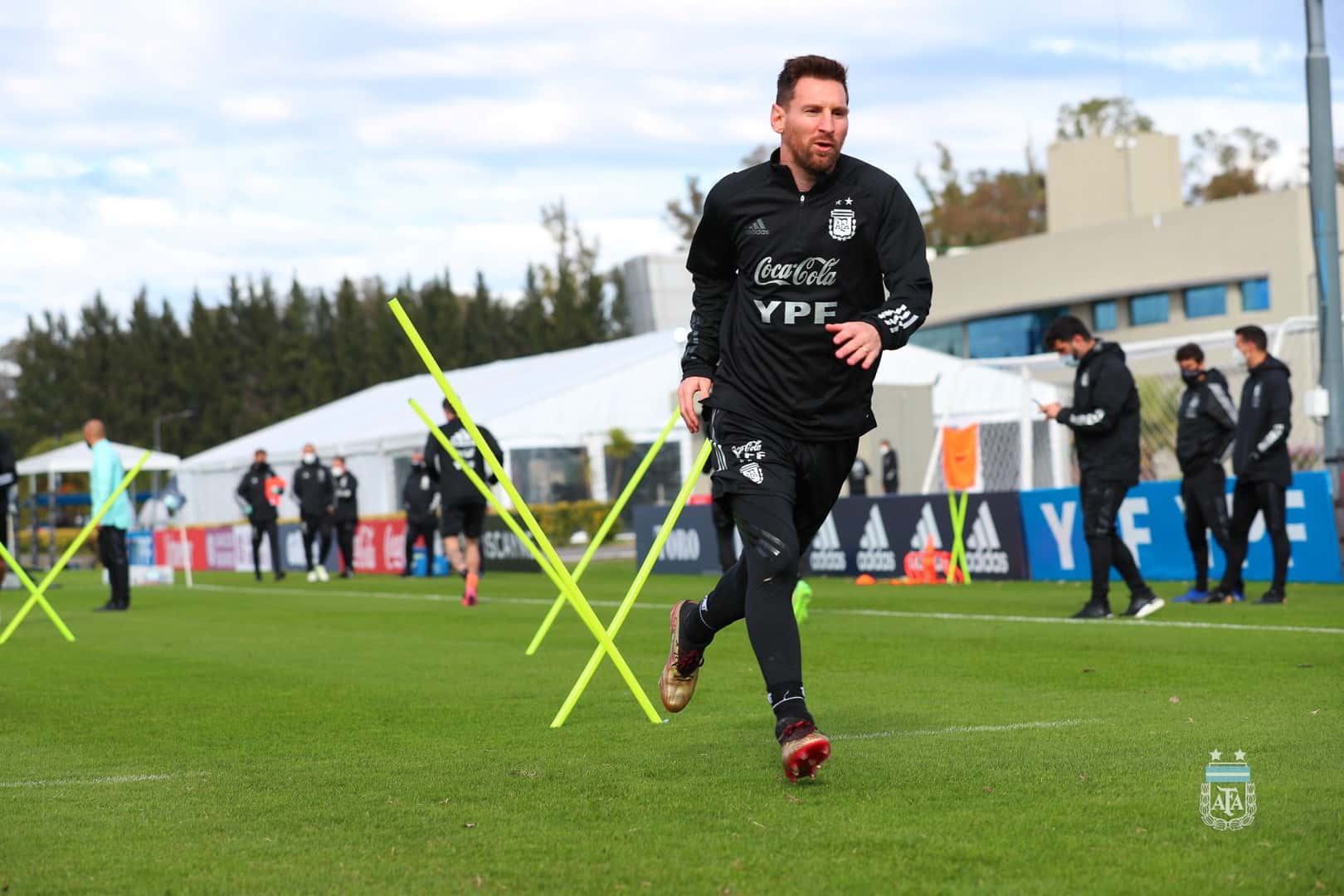 La Confederación Sudamericana de Fútbol (Conmebol) oficializó el cronograma del certamen que se disputará en Brasil.