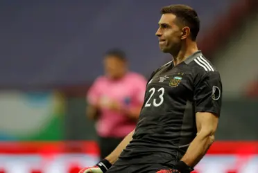 La destacada performance del actual arquero de la Selección Argentina nos hace compararlo con el más grande de todos.