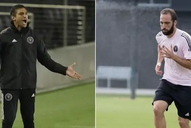 La expulsión de Gonzalo Higuaín no gustó nada a Diego Alonso, quien no dudó en dar con todo a Gonzalo Higuaín.