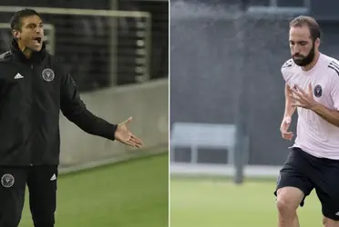 La expulsión de Gonzalo Higuaín no gustó nada a Diego Alonso, quien no dudó en dar con todo a Gonzalo Higuaín.