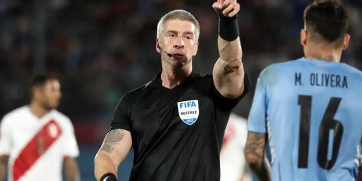 La Federación peruana denunciará ante la FIFA al juez del partido en Montevideo, protagonista de una jugada muy polémica.