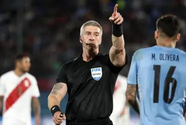 La Federación peruana denunciará ante la FIFA al juez del partido en Montevideo, protagonista de una jugada muy polémica.