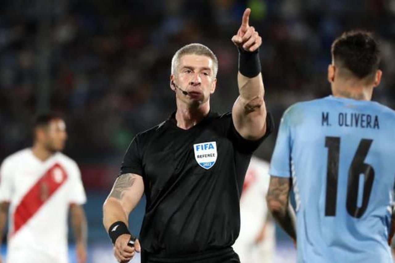 La Federación peruana denunciará ante la FIFA al juez del partido en Montevideo, protagonista de una jugada muy polémica.