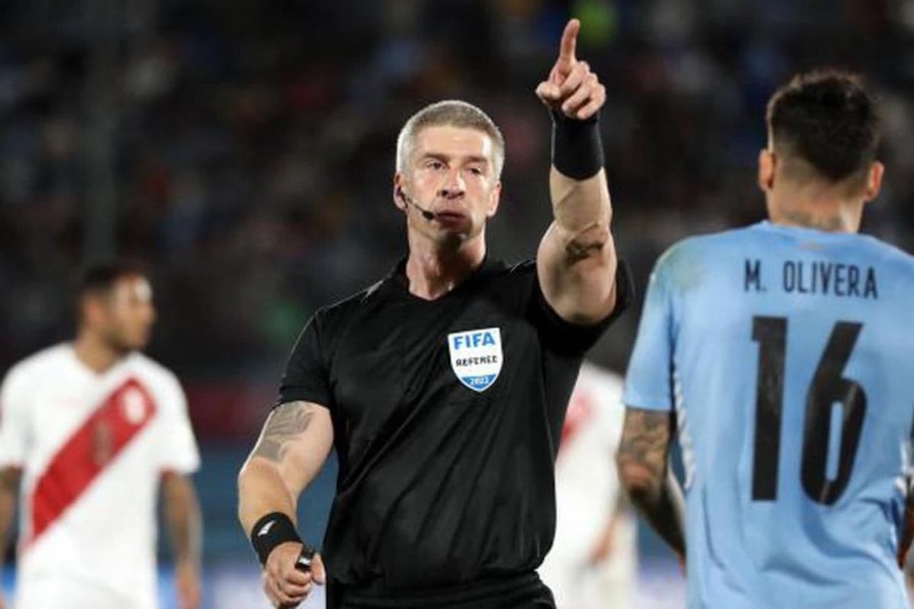 La Federación peruana denunciará ante la FIFA al juez del partido en Montevideo, protagonista de una jugada muy polémica.