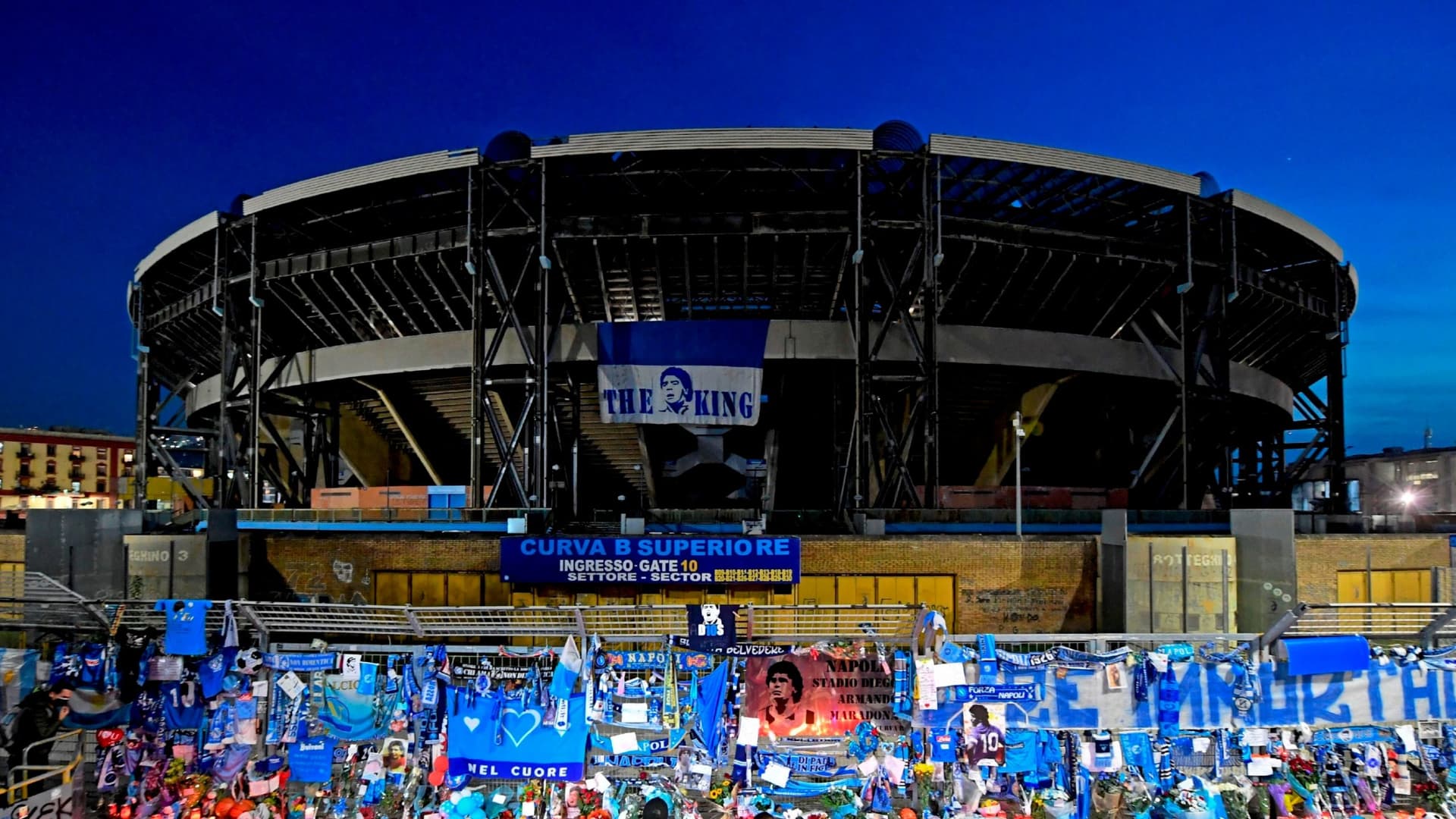 La hija de Diego criticó al club italiano porque no la dejan entrar al estadio que lleva el nombre de su padre.