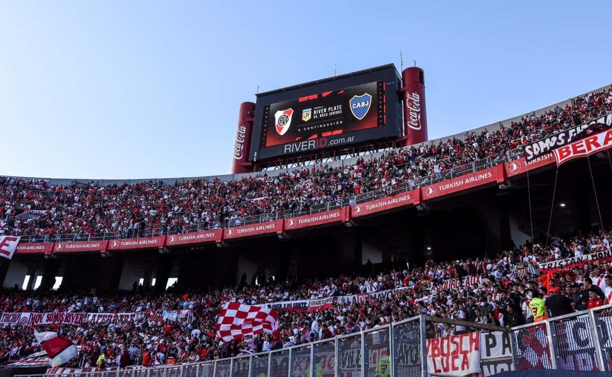 La institución de Núñez descidió sancionar a más de mil socios que ingresaron al estadio saltando los molinetes de ingreso.