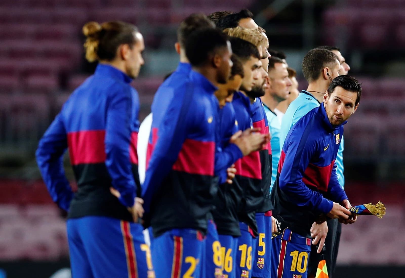 La junta directiva de Fútbol Club Barcelona está dispuesta a hacer todo para que Lionel Messi se quede, sacrificando a 5 jugadores por su renovación.