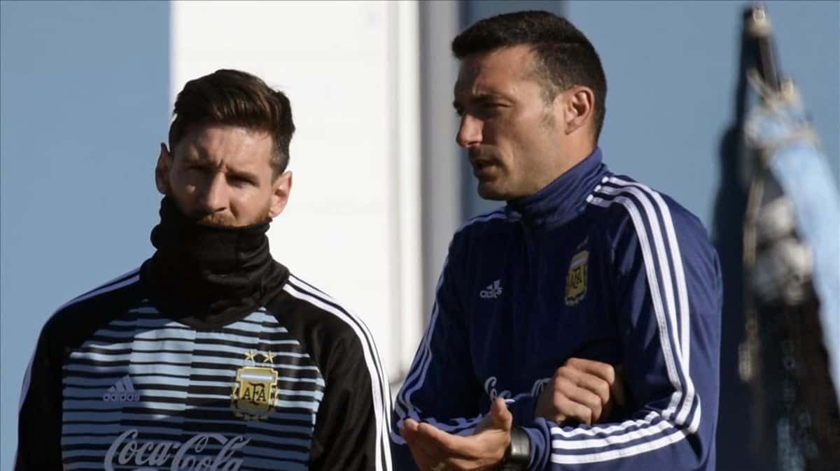 La noticia de la salida de Lionel Messi de FC Barcelona no tardó en llegar a la Selección de Fútbol de Argentina.