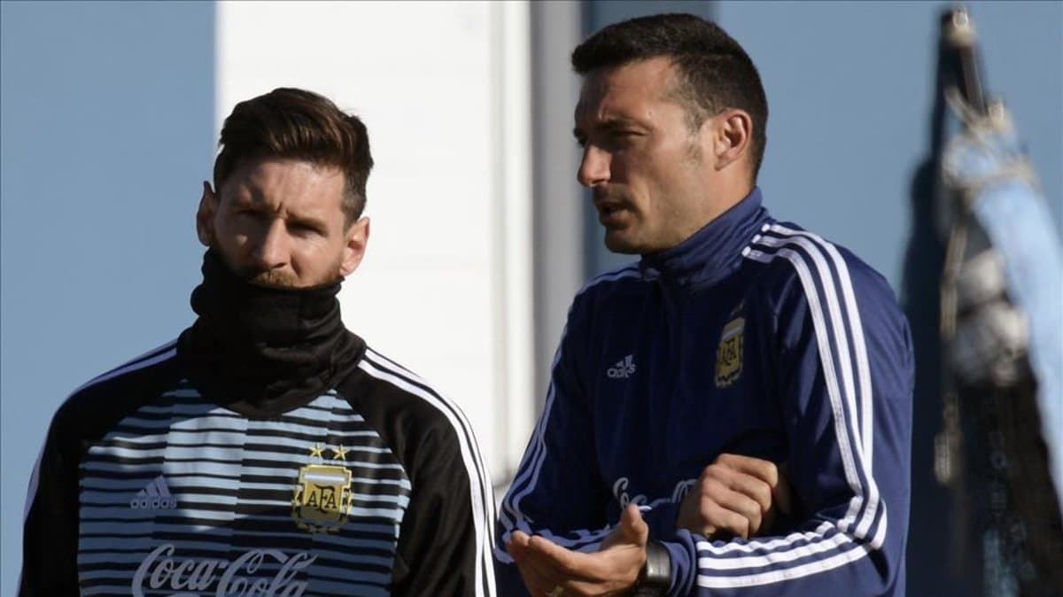 La noticia de la salida de Lionel Messi de FC Barcelona no tardó en llegar a la Selección de Fútbol de Argentina.