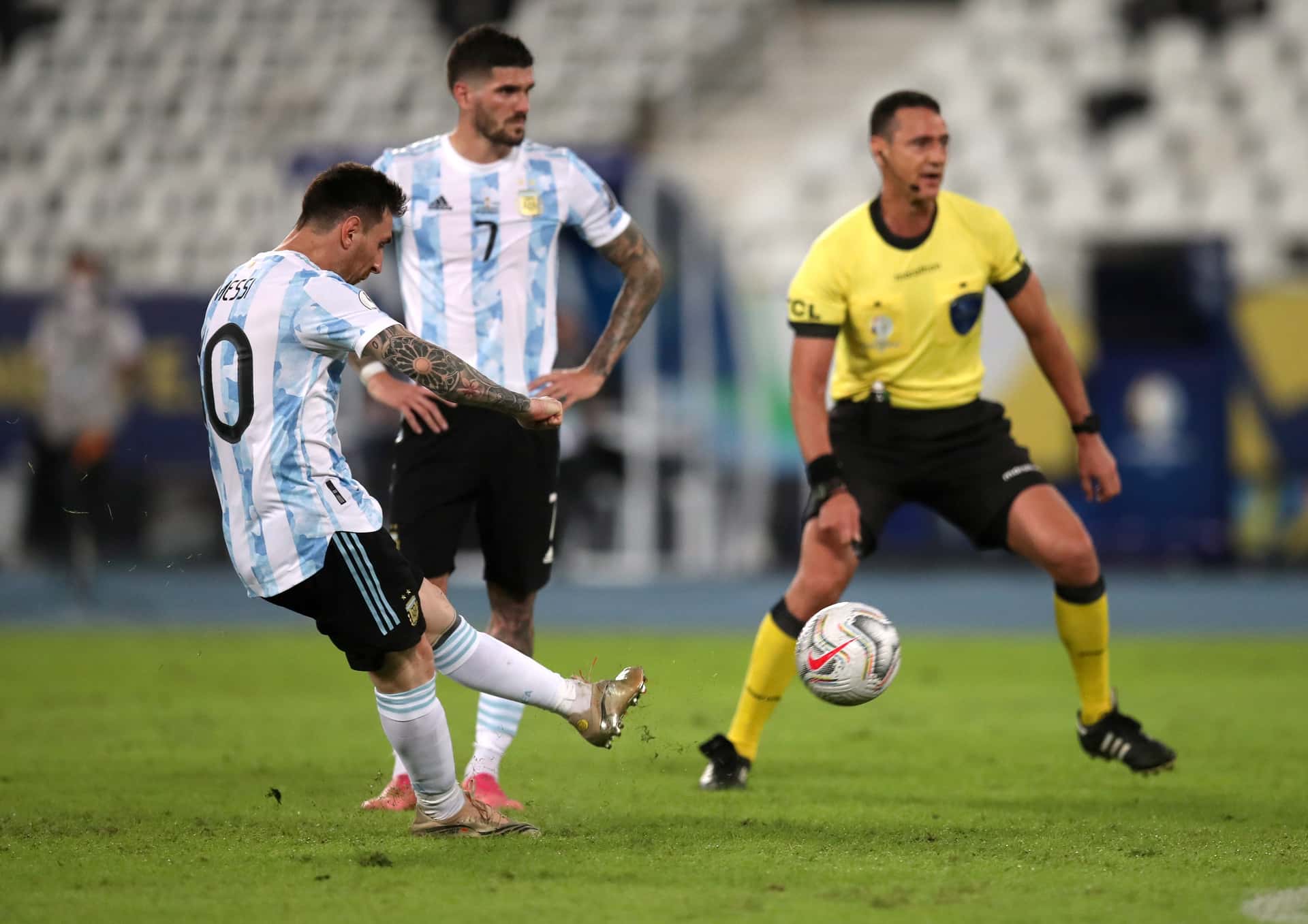 La Pulga estableció el 1-0 en el debut del conjunto nacional en el certamen.