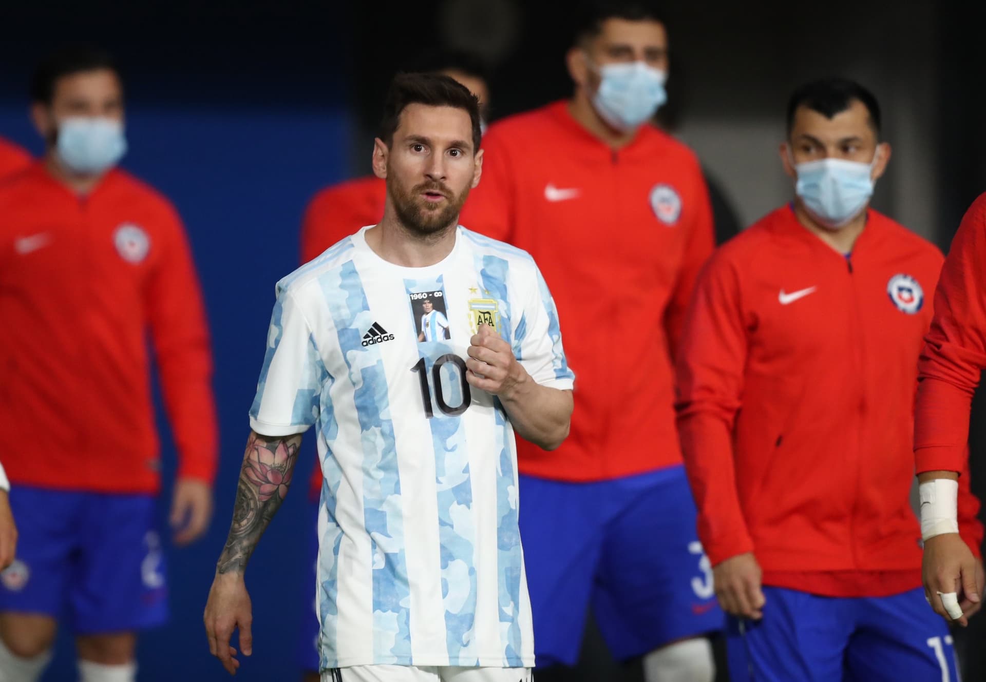 La Pulga también tuvo gestos amistosos con Gary Medel, luego de la fuerte confrontación en la última Copa América disputada en Brasil.