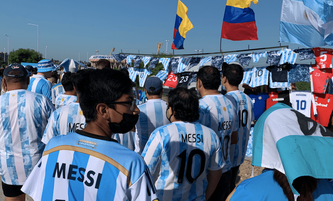 La Scaloneta se mide ante el conjunto Cafetero en un partidazo por las Eliminatorias. Acá te mostramos todo el color de la previa.