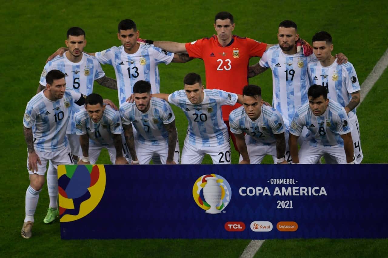 La Selección Argentina debe afrontar la triple fecha de eliminatorias rumbo al Mundial de Qatar 2022 y hasta último momento el entrenador Lionel Scaloni estuvo en duda con sus convocados por la decisión de las ligas de Europa de no ceder a sus futbolistas. De todas maneras, los jugadores argentinos de la Premier League viajaron al país ¿Cuál fue la estrategia? Toda la información acá.