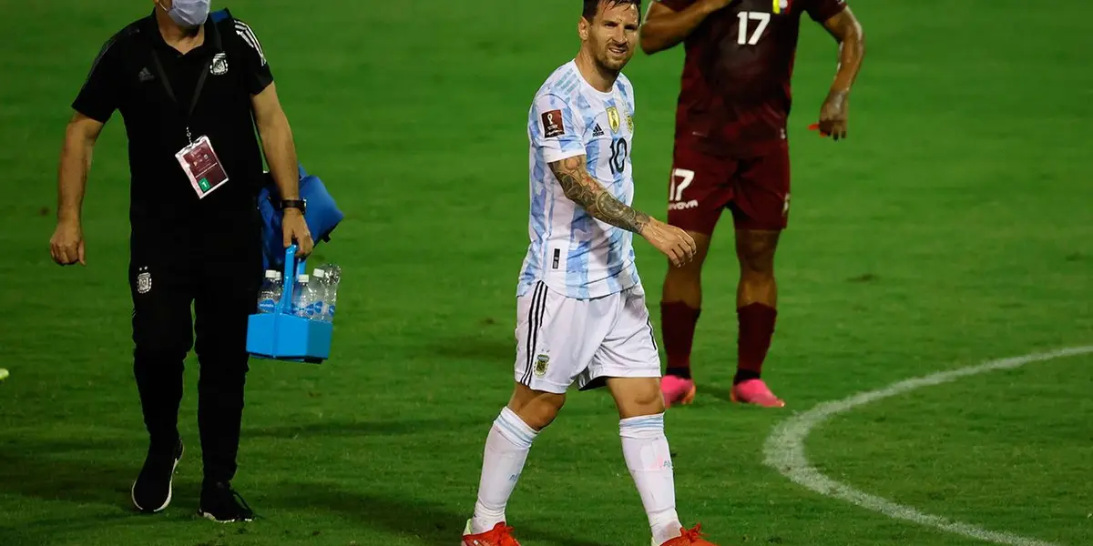 La Selección Argentina logró ganar un gran partido en Caracas ante Venezuela por 3-1, pero más allá del resultado lo que más preocupó a todos los hinchas argentinos y a los del PSG fue el estado de la pierna izquierda de Lionel Messi que recibió un increíble planchazo por parte de Adrián Martínez que luego fue expulsado ¿Jugará la Pulga ante Brasil? Toda la información acá.
