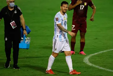 La Selección Argentina logró ganar un gran partido en Caracas ante Venezuela por 3-1, pero más allá del resultado lo que más preocupó a todos los hinchas argentinos y a los del PSG fue el estado de la pierna izquierda de Lionel Messi que recibió un increíble planchazo por parte de Adrián Martínez que luego fue expulsado ¿Jugará la Pulga ante Brasil? Toda la información acá.