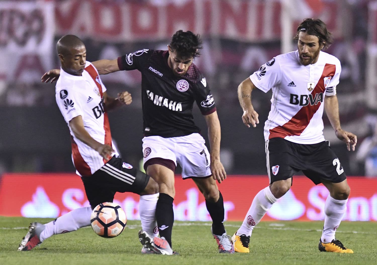 Lanús y River se enfrentan por la fecha tres de la Liga Profesional en La Fortaleza, el Granate quiere seguir con su buena racha mientras que el Millonario intentará conseguir la victoria ¿Cuándo juegan y por donde lo transmiten? Toda la información del partido acá.