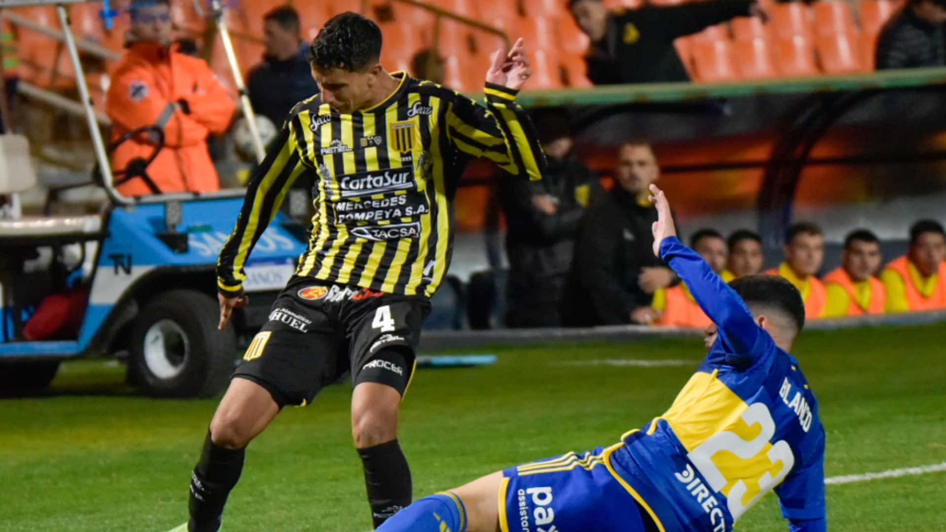 Lautaro Blanco va al piso en disputa de la pelota.